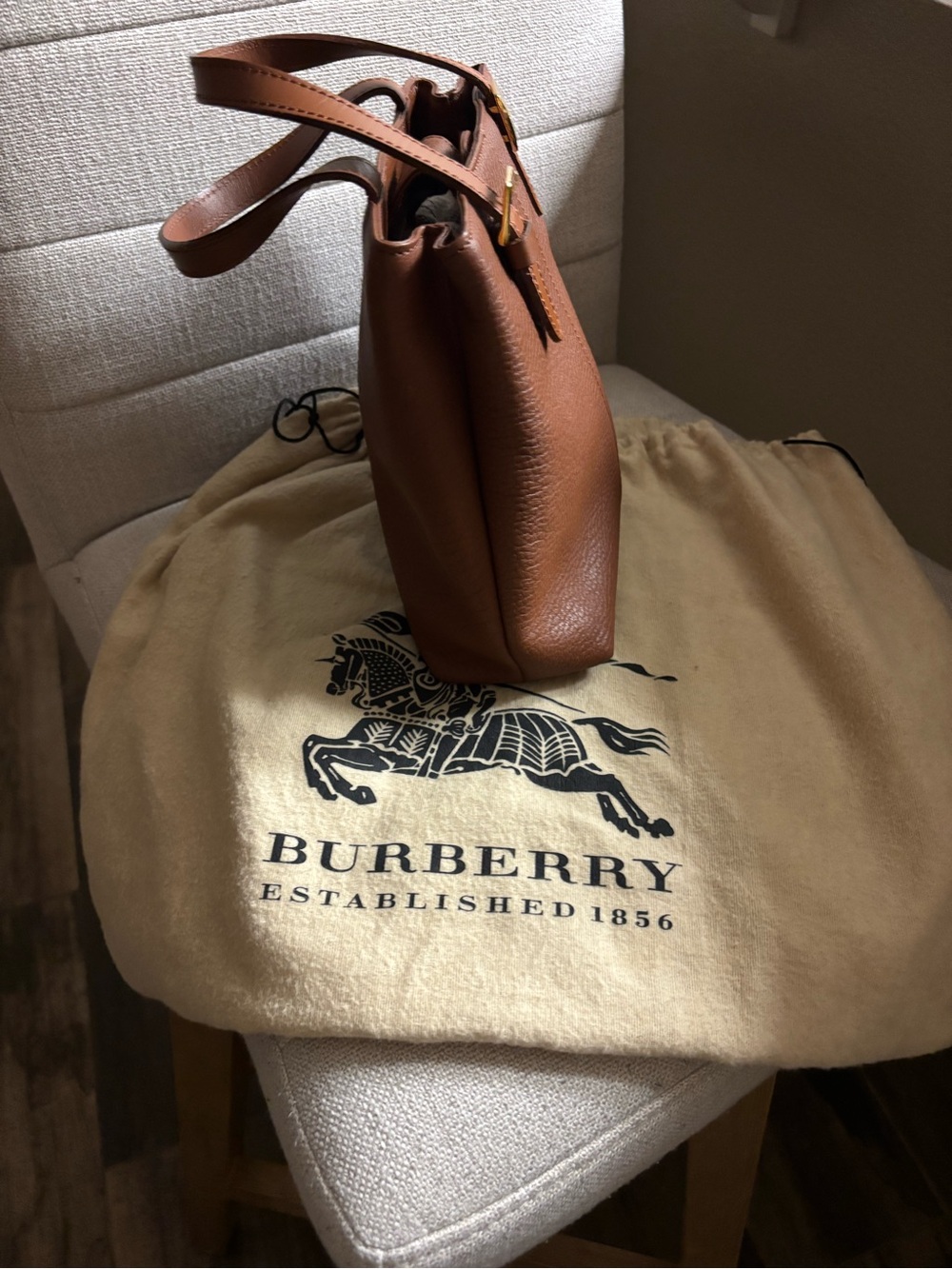 Compact vintage Burberrys Brown Leather Top-Handle bag with Gold Hardware - Picture 4 of 15